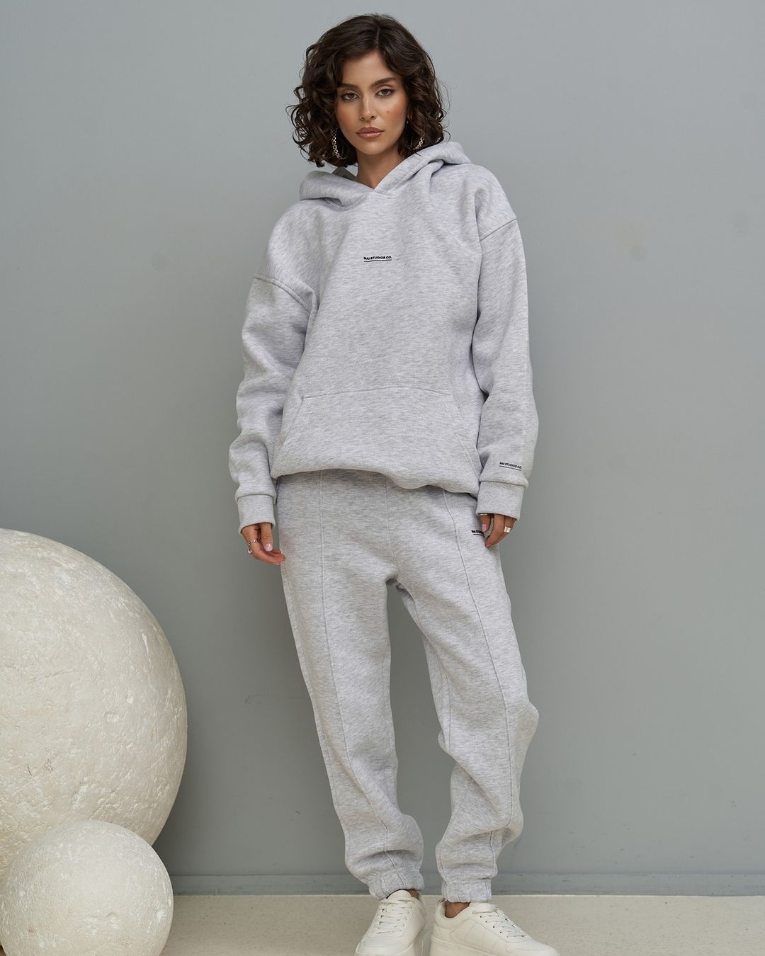 ست زمستانه هودی و شلوار طوسی روشن ست زمستانه هودی و شلوار طوسی روشن