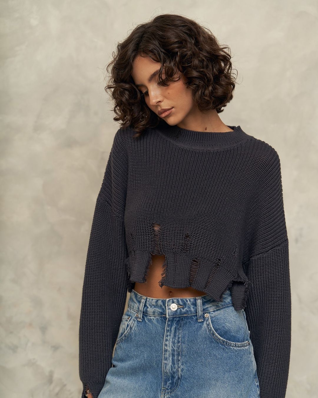 ژاکت بافتنی با جزئیات پاره شده طوسی ژاکت بافتنی با جزئیات پاره شده طوسی