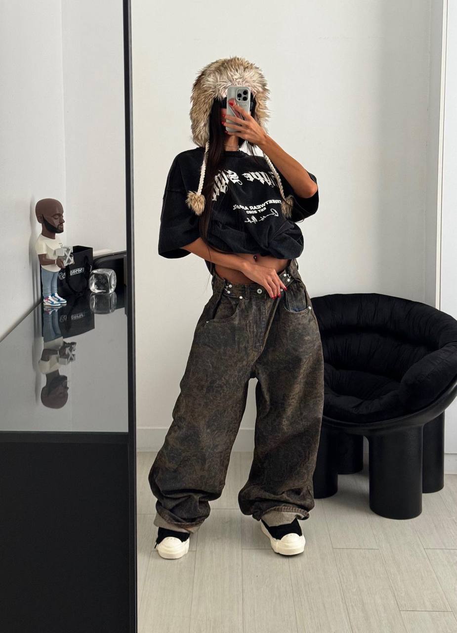 شلوار جین گشاد با رنگ قهوه با طرح پلنگی شلوار جین گشاد با رنگ قهوه با طرح پلنگی