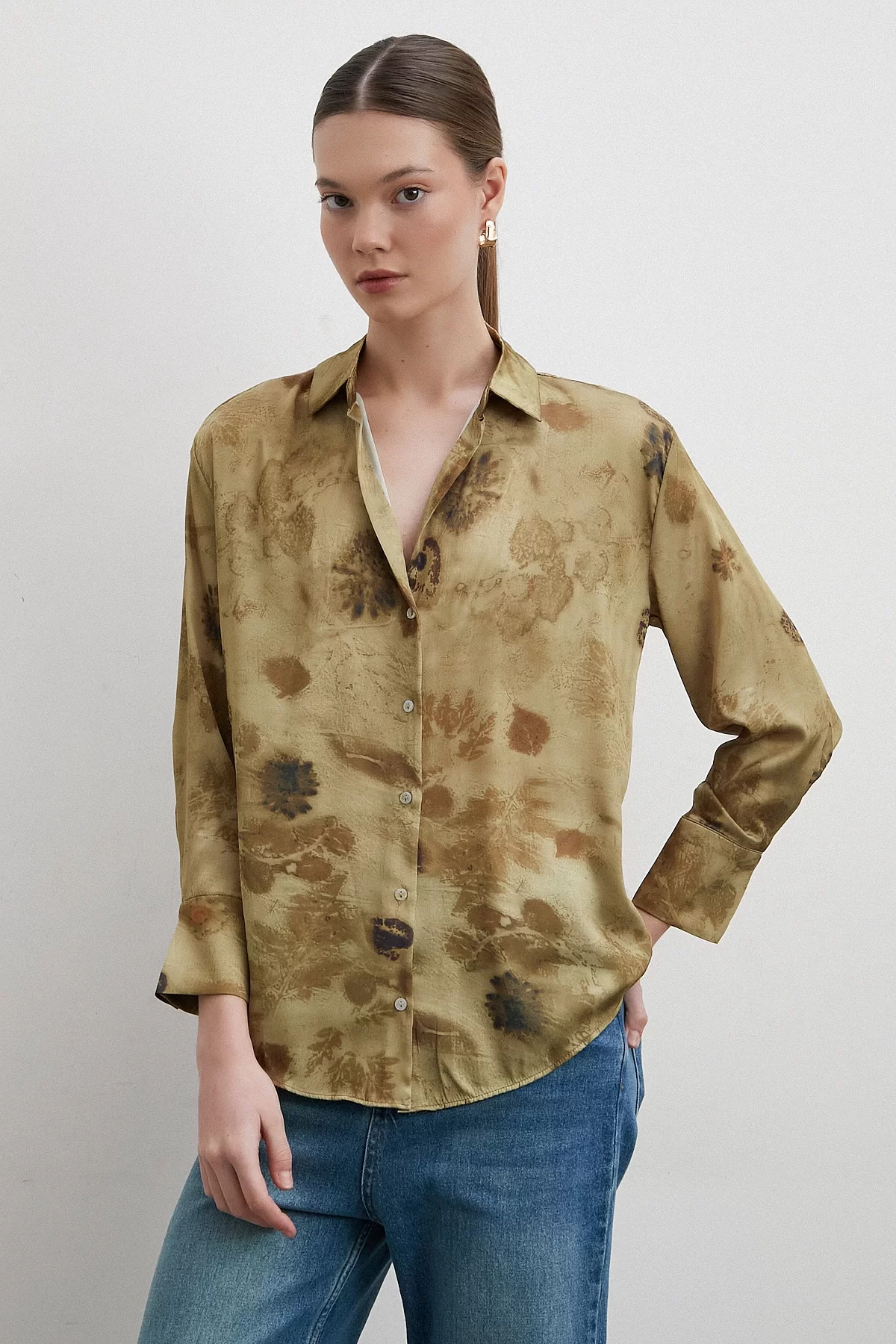 شومیز خاکی طرح یقه وی ترک شومیز خاکی طرح یقه وی ترک