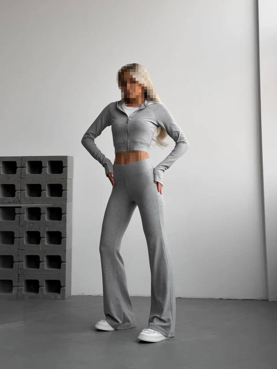 ست کراپ سویشرت و شلوار طوسی روشن ست کراپ سویشرت و شلوار طوسی روشن