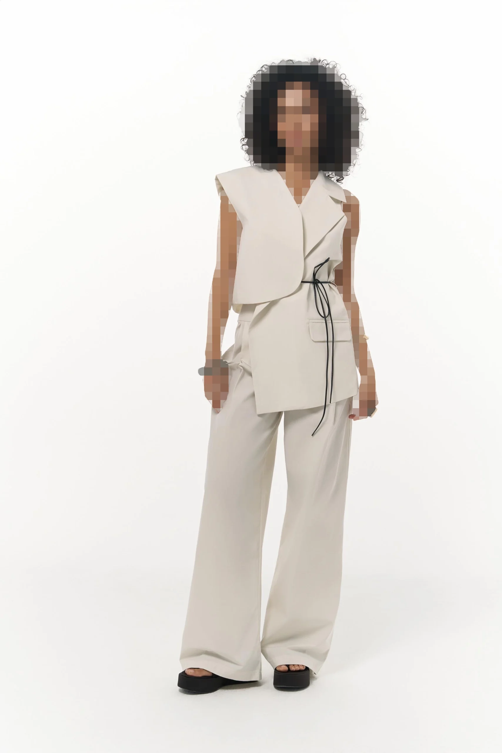 ست شلوار جلیقهای بژ نامتقارن کامپالا ست شلوار جلیقهای بژ نامتقارن کامپالا