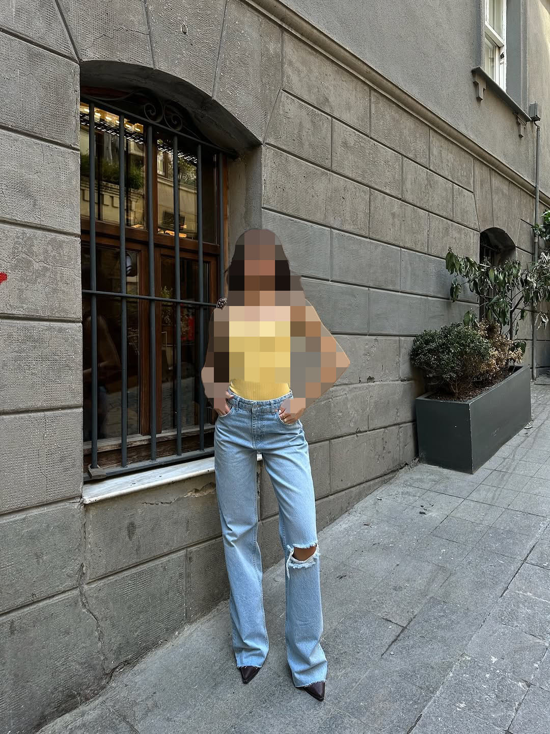 شلوار جین نیم بگ آبی روشن شلوار جین نیم بگ آبی روشن