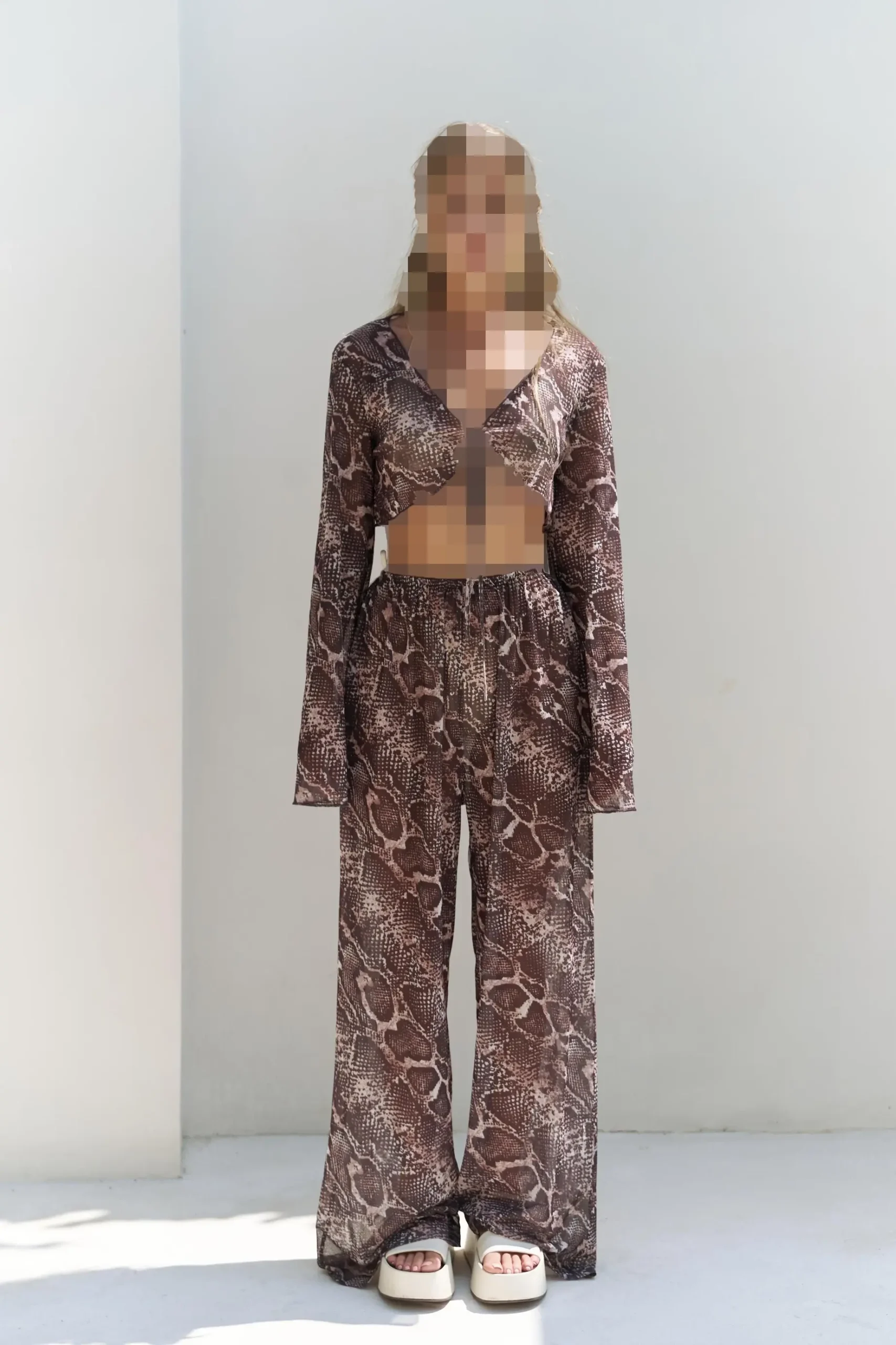 ست کراپ و شلوار پوست ماری دونوارا ست کراپ و شلوار پوست ماری دونوارا