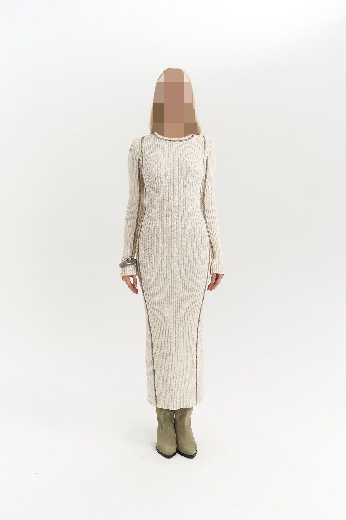 بافت بژ با جزئیات نواری آستون بافت بژ با جزئیات نواری آستون